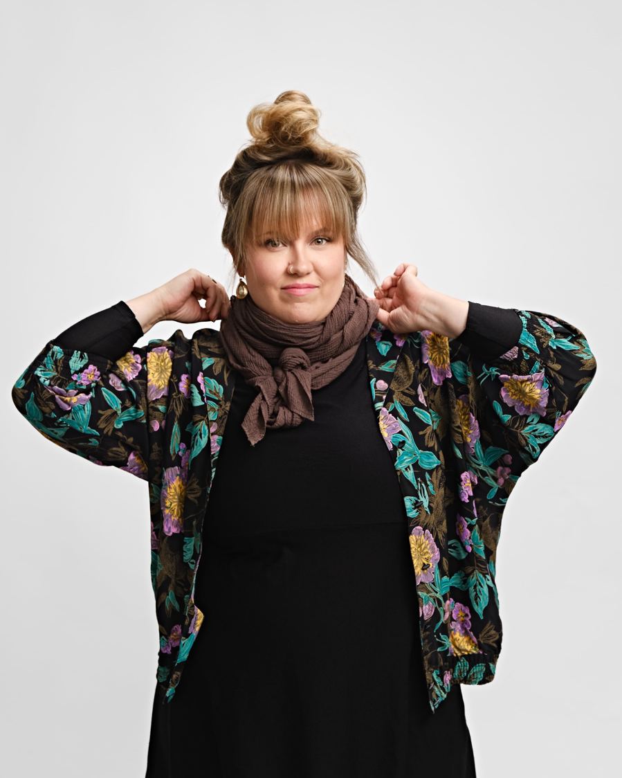 Leena Kuitunen, stand up -koomikko ja seremoniamestari – promokuva